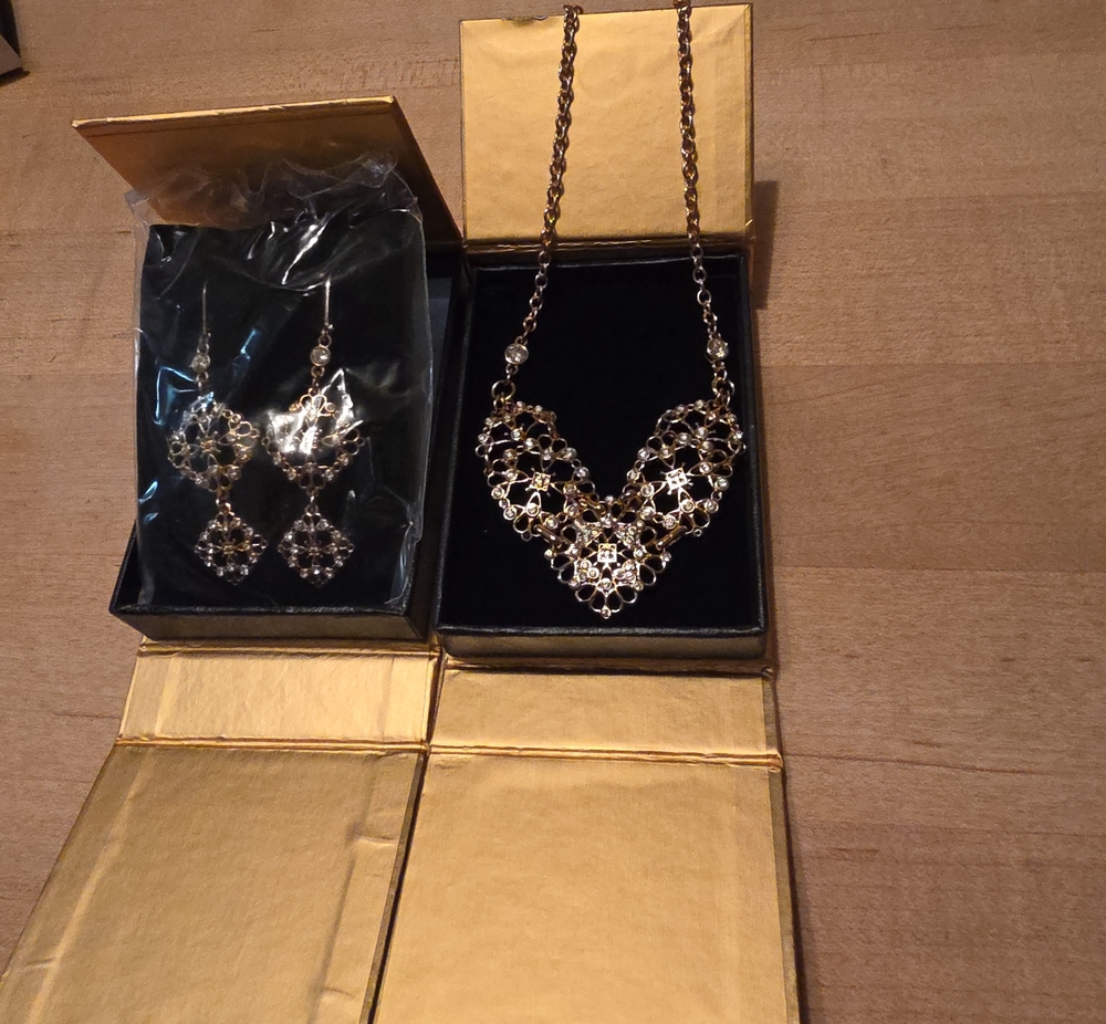 Avon Gold Filigree Heart Necklace with Matching Drop Earrings